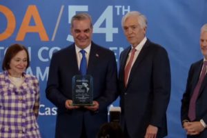 Abinader recibe el premio Chairman’s Award por su liderazgo en Las Américas
