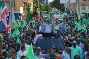 Leonel Fernández cierra campaña con una caravana en Santo Domingo Este