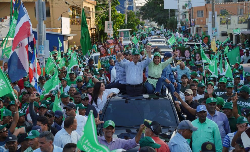 Leonel Fernández cierra campaña con una caravana en Santo Domingo Este