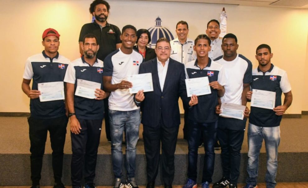 Miderec entrega incentivos a medallistas de Juegos Sudamericanos para Sordos