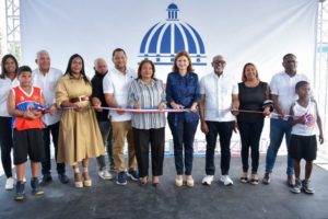Desarrollo Provincial entrega obra deportiva e iglesia en SDO