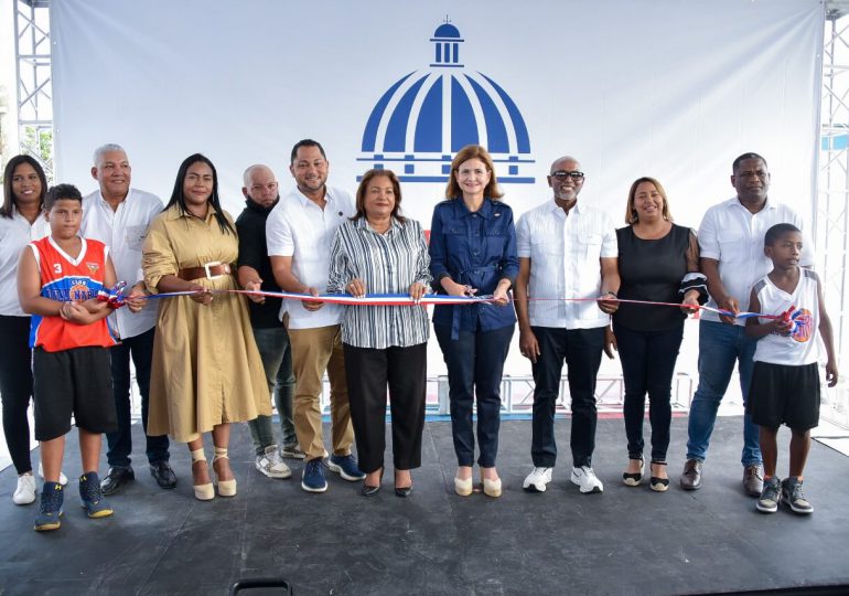 Desarrollo Provincial entrega obra deportiva e iglesia en SDO