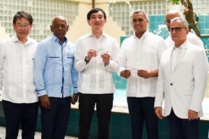 Sociedad Filatélica Dominicana confiere membresía de honor a directores de la Unión Postal Universal e INPOSDOM