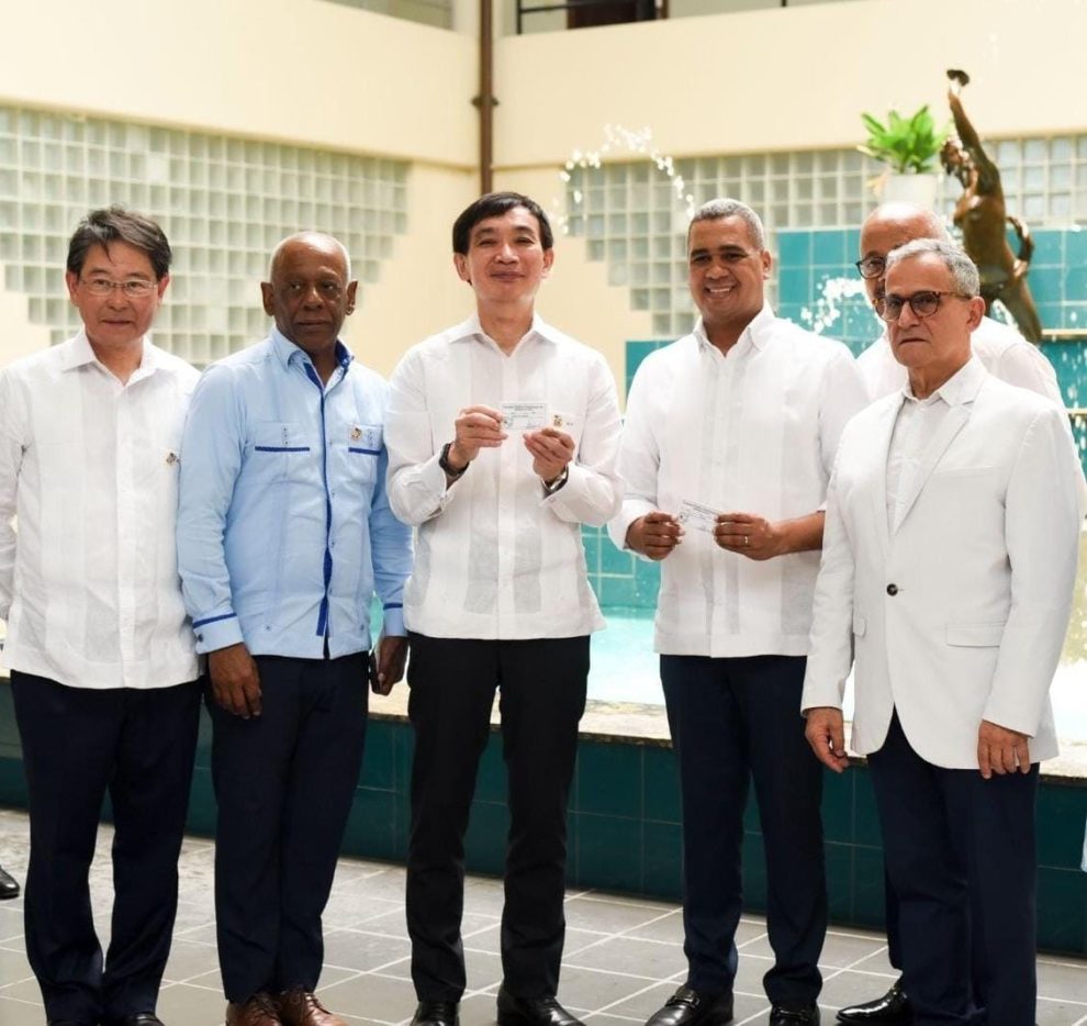 Sociedad Filatélica Dominicana confiere membresía de honor a directores de la Unión Postal Universal e INPOSDOM