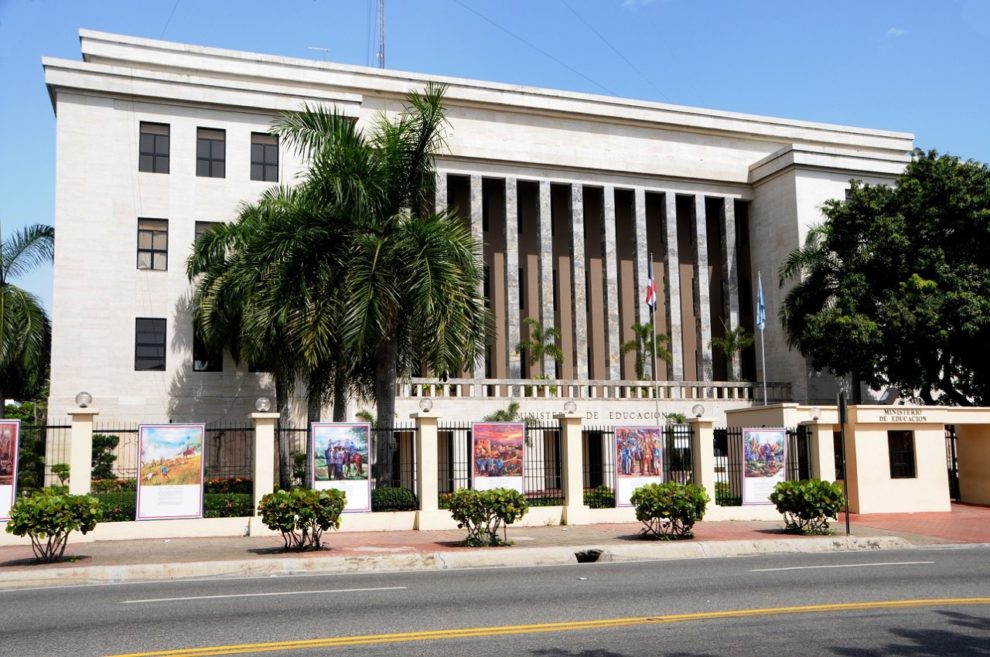 Ministerio de Educación aumenta un 8% a todo el personal docente