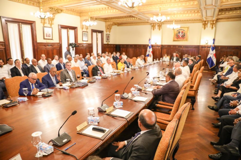 Abinader encabeza consejo de ministros y directores para evaluar economía, empleo y salud