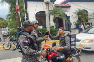 Policía Nacional realiza operativos en contra de motoristas que portan pasamontañas en Santiago