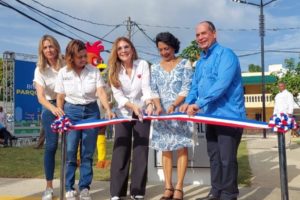 Carolina Mejía entrega remozado el parque Los Corales