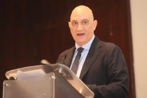 Ministro Pavel Isa expone reformas necesarias para la transformación en conversatorio de la UNE