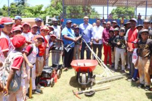 Yankees e Inefi entregan equipos de mantenimiento al play La Zafra, Los Minas