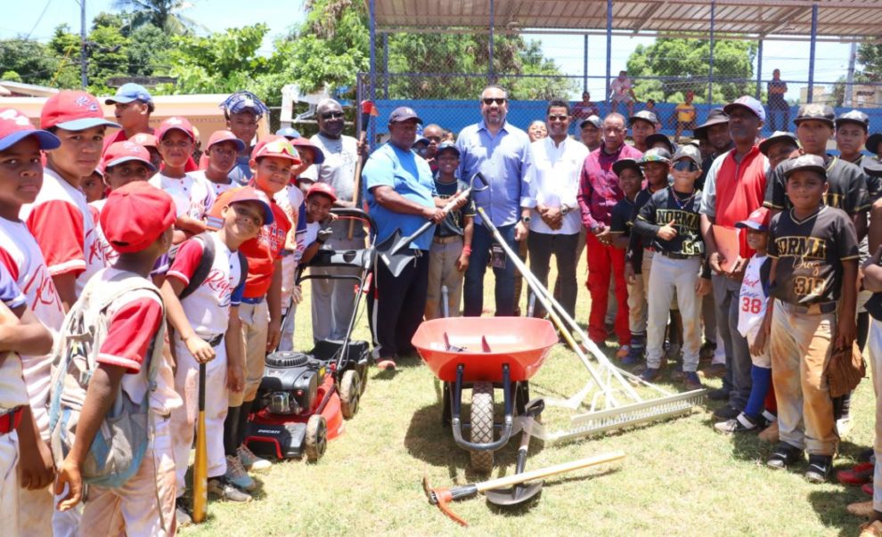 Yankees e Inefi entregan equipos de mantenimiento al play La Zafra, Los Minas
