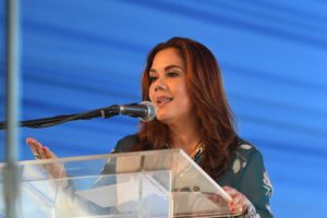 Alcaldesa Karina Aristy prohíbe consumo de alcohol, hooka y vapes en plazas y parques de Higüey