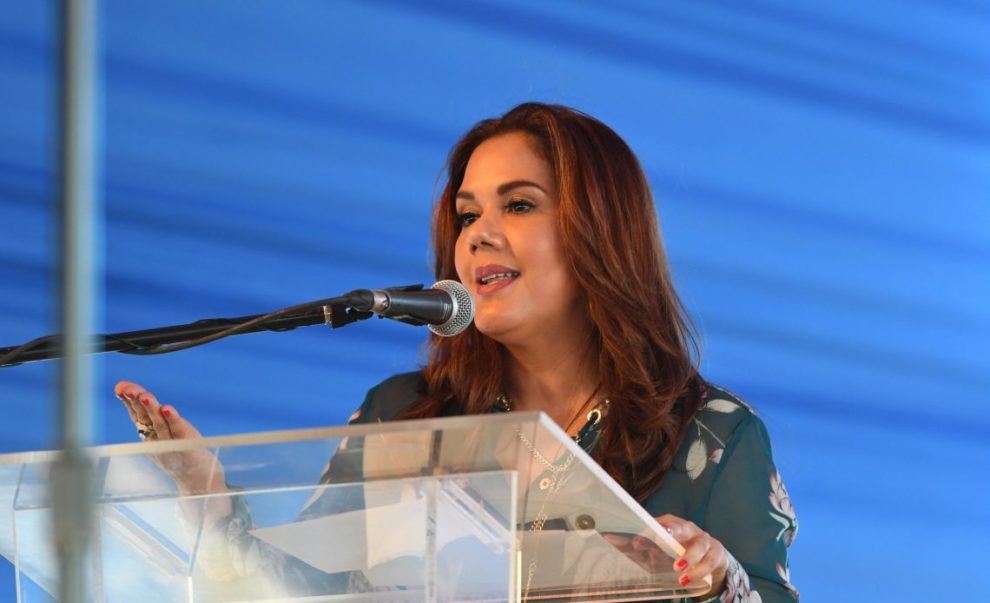 Alcaldesa Karina Aristy prohíbe consumo de alcohol, hooka y vapes en plazas y parques de Higüey