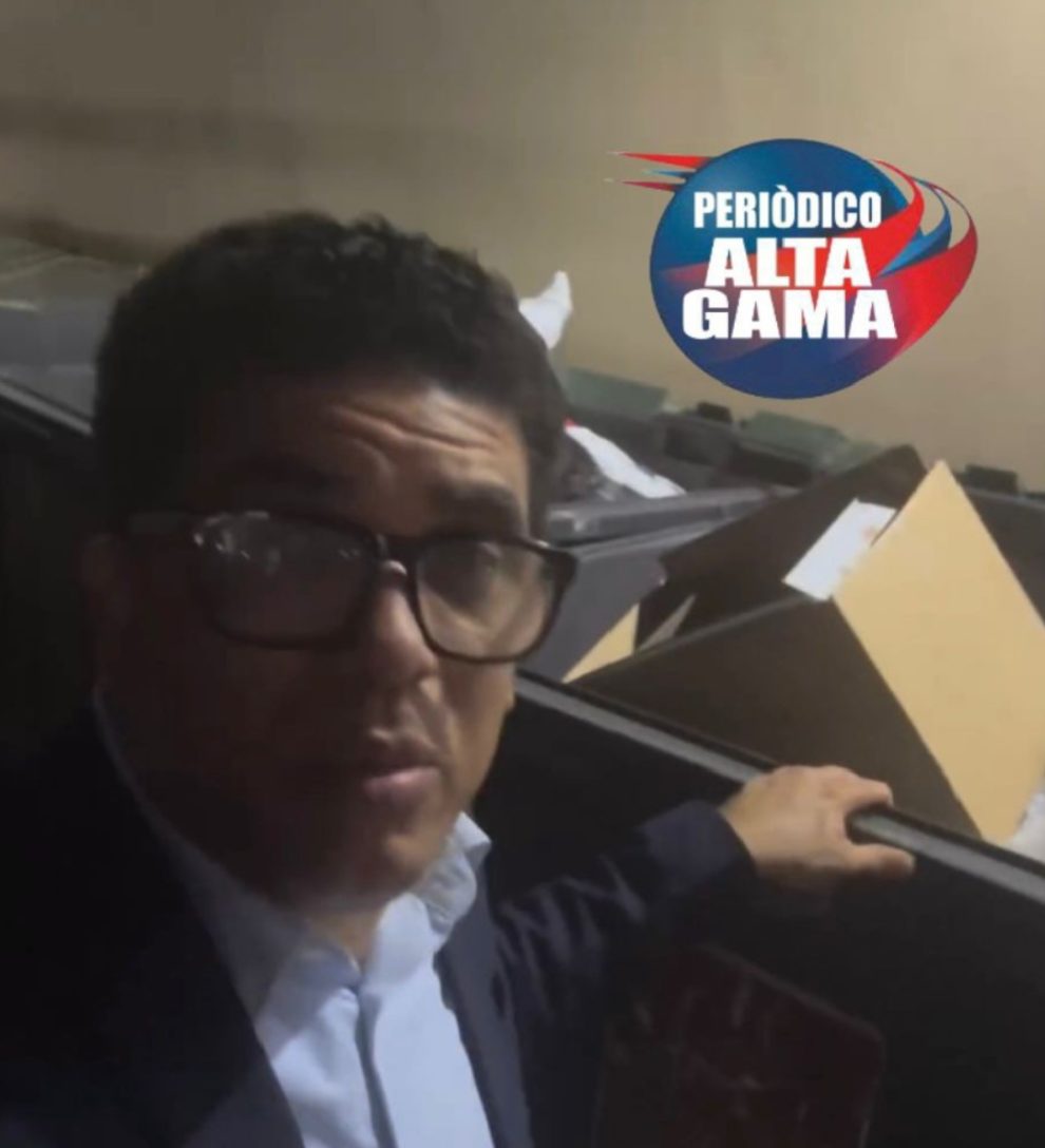 "Mini contenedor de basura de 1,100 litros, que quiere el alcalde Dío Astacio que compre cada residencia de SDE, tiene un valor de 19,132.30 pesos dominicanos. ¿Usted lo compraría?"