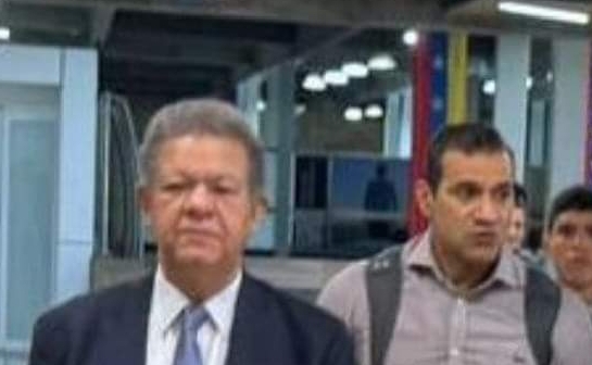 "Leonel Fernández ya está en el aeropuerto de Venezuela; regresa a RD en vuelo privado."