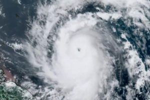 Beryl se convierte en huracán categoría 5
