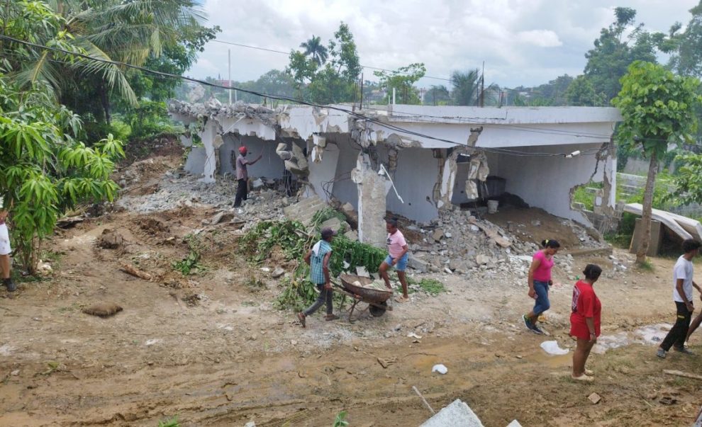 Denuncian desalojo dejó mas de 200 familias a la intemperie en Santo Domingo Este