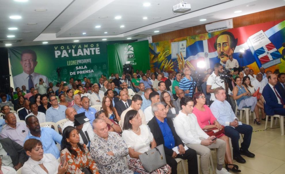 Fuerza del Pueblo realiza panel “Los peligros de la reforma constitucional”