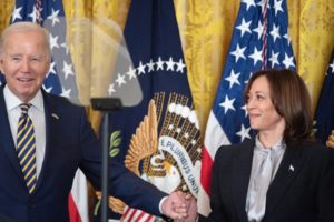 Kamala Harris confía en ser elegida para medirse con Trump en las elecciones de EE.UU.