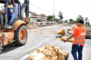 Obras Públicas trabaja para rehabilitar tránsito en autopista 30 de Mayo