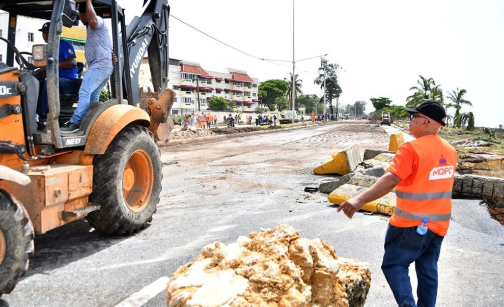 Obras Públicas trabaja para rehabilitar tránsito en autopista 30 de Mayo
