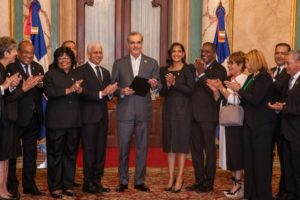 Congresistas entregan resolución a Abinader y Raquel Peña que los acredita como Presidente y Vicepresidenta de RD
