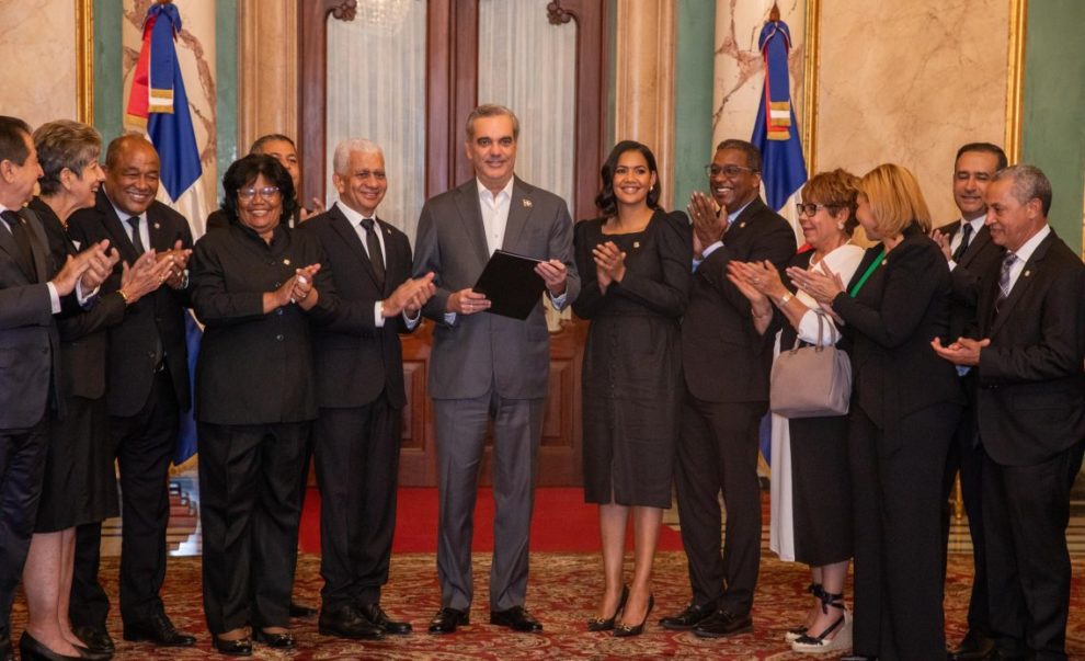 Congresistas entregan resolución a Abinader y Raquel Peña que los acredita como Presidente y Vicepresidenta de RD