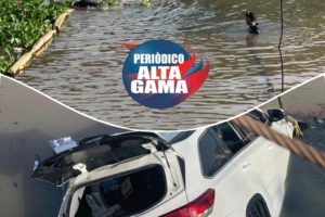 Buzos del Cuerpo de Bomberos de SDE Localizan Yipeta que Cayó en el Puente Flotante del Río Ozama