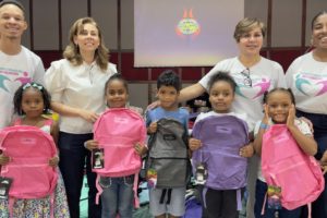 "La Fundación Cambiando Vida, a través de la Oficina de Enlace Cristiano de la Presidencia, hace entrega de cientos de kits de útiles escolares en SDE"