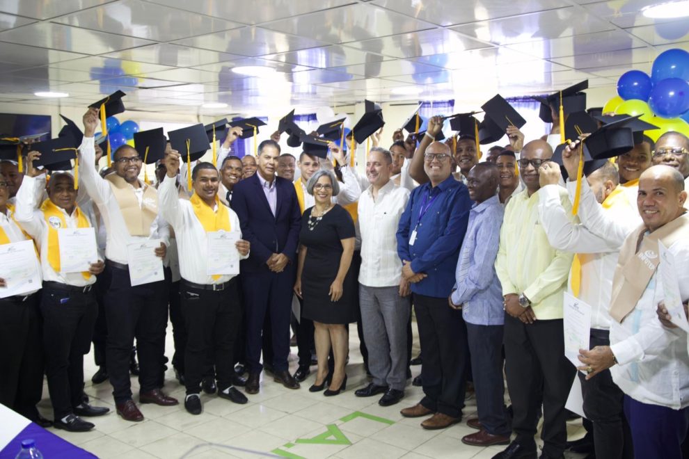 HOGAR CREA DOMINICANA e INFOTEP gradúan 38 jóvenes.
