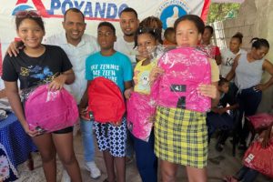 "La Fundación Solución Nacional (SOLN), que preside Roberto Rojas, lleva alegría a los niños de Azua con la entrega de cientos de kits de útiles escolares."