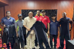 "Intendente de los Bomberos de SDE, General Roberto Santos Méndez, hace entrega de equipos modernos de buceo al Escuadrón de Rescate"