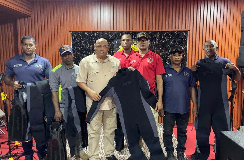 "Intendente de los Bomberos de SDE, General Roberto Santos Méndez, hace entrega de equipos modernos de buceo al Escuadrón de Rescate"