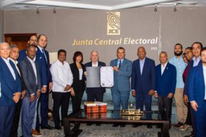 “Taveras Guzmán recibió el certificado de la JCE, que acredita su segundo triunfo electoral en la provincia Santo Domingo”