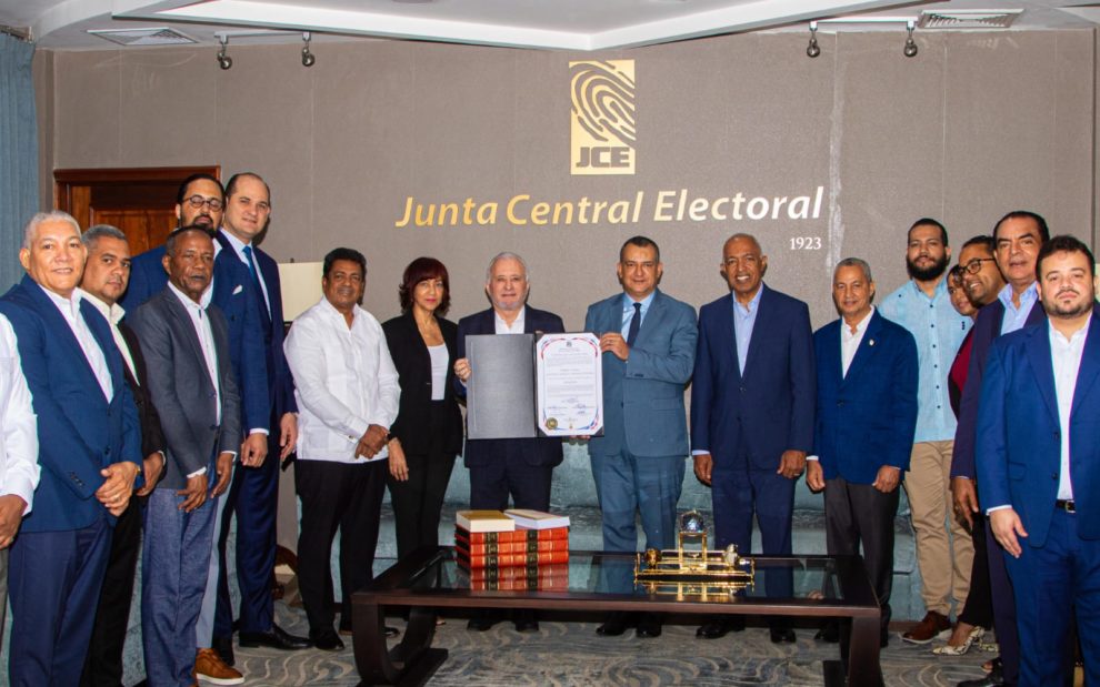 “Taveras Guzmán recibió el certificado de la JCE, que acredita su segundo triunfo electoral en la provincia Santo Domingo”
