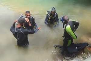 "Buzos del Cuerpo de Rescate de los Bomberos de SDE, recuperan el cuerpo sin vida, de desaparecido en Laguna Cristal."