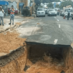 Socavón en la San Vicente de Paúl tras explosión de tubería de agua