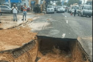 Socavón en la San Vicente de Paúl tras explosión de tubería de agua