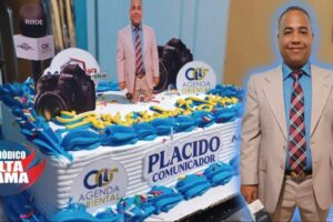 "En su cumpleaños, esposa de Elvin Plácido lo sorprende con un bizcocho que celebra su trayectoria periodística"