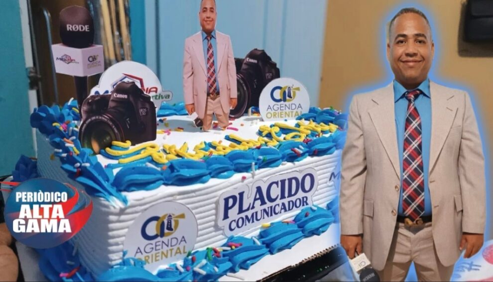 "En su cumpleaños, esposa de Elvin Plácido lo sorprende con un bizcocho que celebra su trayectoria periodística"