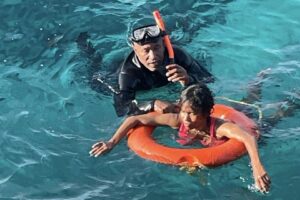 Bomberos de Santo Domingo Este salvan a mujer en el Mar Caribe gracias a su rápida respuesta