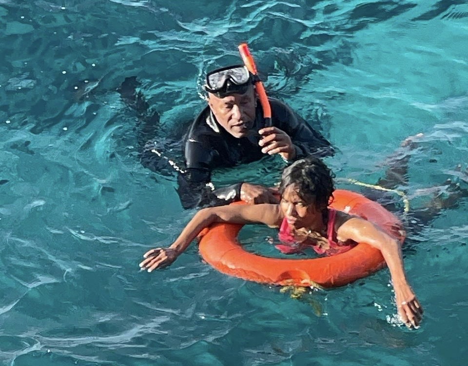 Bomberos de Santo Domingo Este salvan a mujer en el Mar Caribe gracias a su rápida respuesta