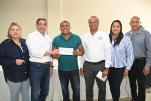 Gobierno entrega más de 50 millones a productores agropecuarios San Francisco de Macorís