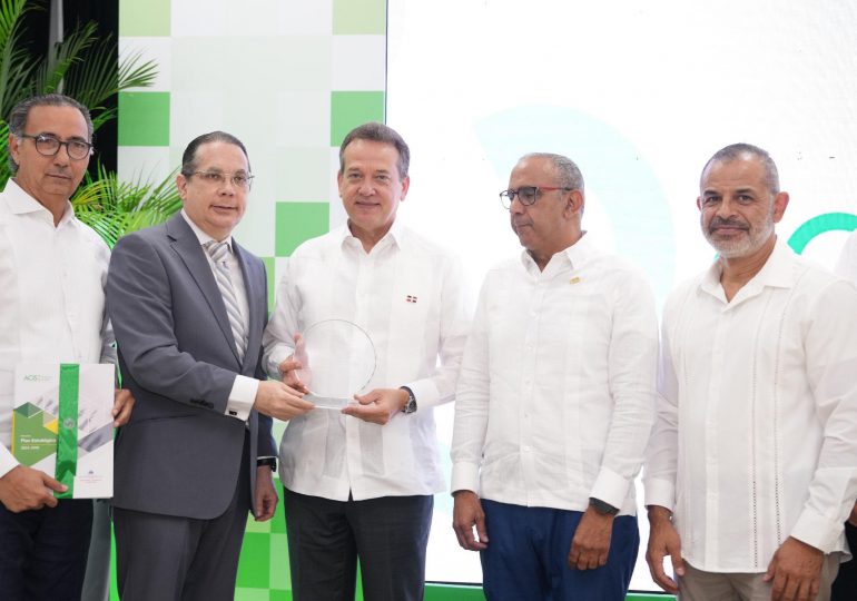 ACIS reconoce al Ministerio Industria, Comercio y Mipymes durante celebración del 63º aniversario de la entidad