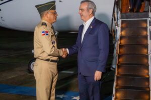 Abinader regresa de EE.UU tras participar en conferencias en NY y Washington; mañana se reúne con Blinken