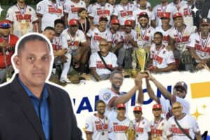 Roberto Rojas, presidente de la Asociación de Empresarios de Transporte de New York, celebra el triunfo de su equipo de sóftbol “Liga Kennedy"