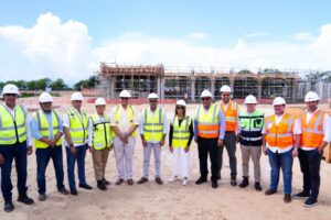 Ministro Joel Santos resalta confianza de inversionistas en el sector eléctrico al visitar el complejo fotovoltaico Cotoperí Solar, en La Romana