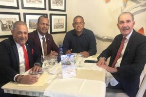El ministro Franklin García Fermín y el empresario Roberto Rojas llevarán a Nueva York el opúsculo sobre el cambio político y continuidad en el poder