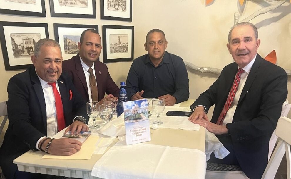 El ministro Franklin García Fermín y el empresario Roberto Rojas llevarán a Nueva York el opúsculo sobre el cambio político y continuidad en el poder