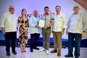 VIDEO: Promipyme entrega RD$41.3 millones en préstamos a microempresarios de Valverde